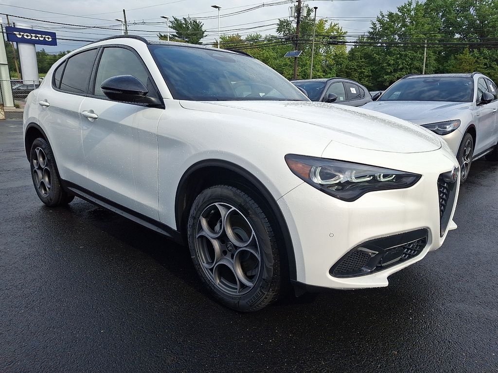 2026 Alfa Romeo Stelvio Base - Photo 2
