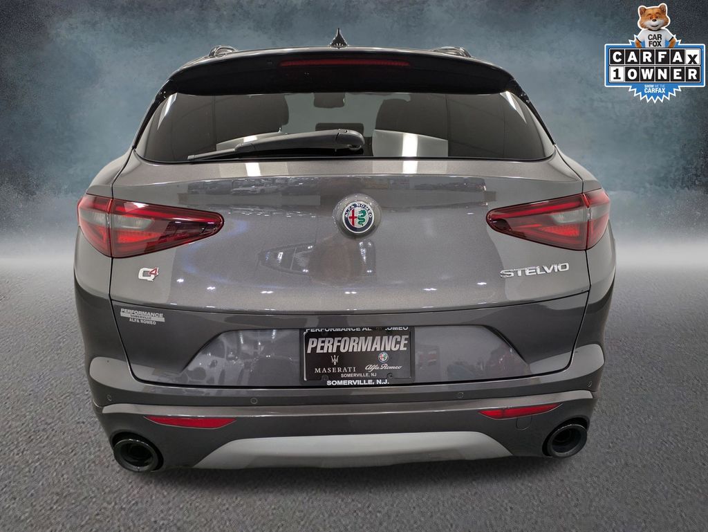 2023 Alfa Romeo Stelvio Ti photo 4