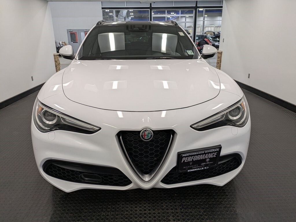 2022 Alfa Romeo Stelvio Ti photo 2