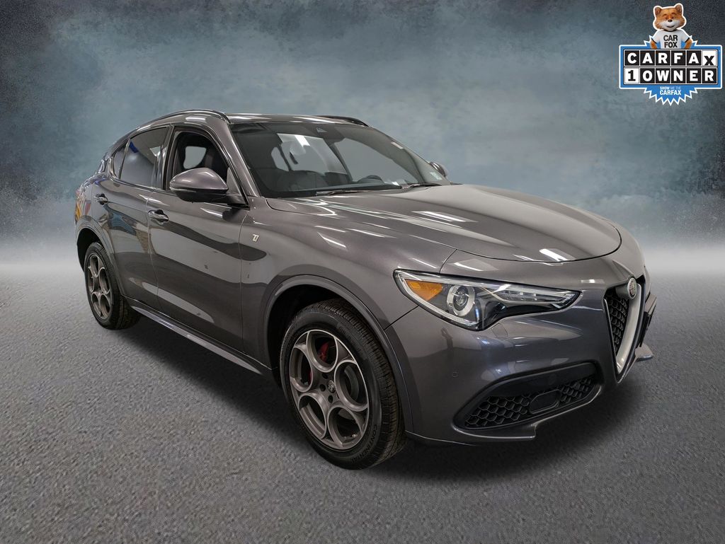 2023 Alfa Romeo Stelvio Ti photo 2