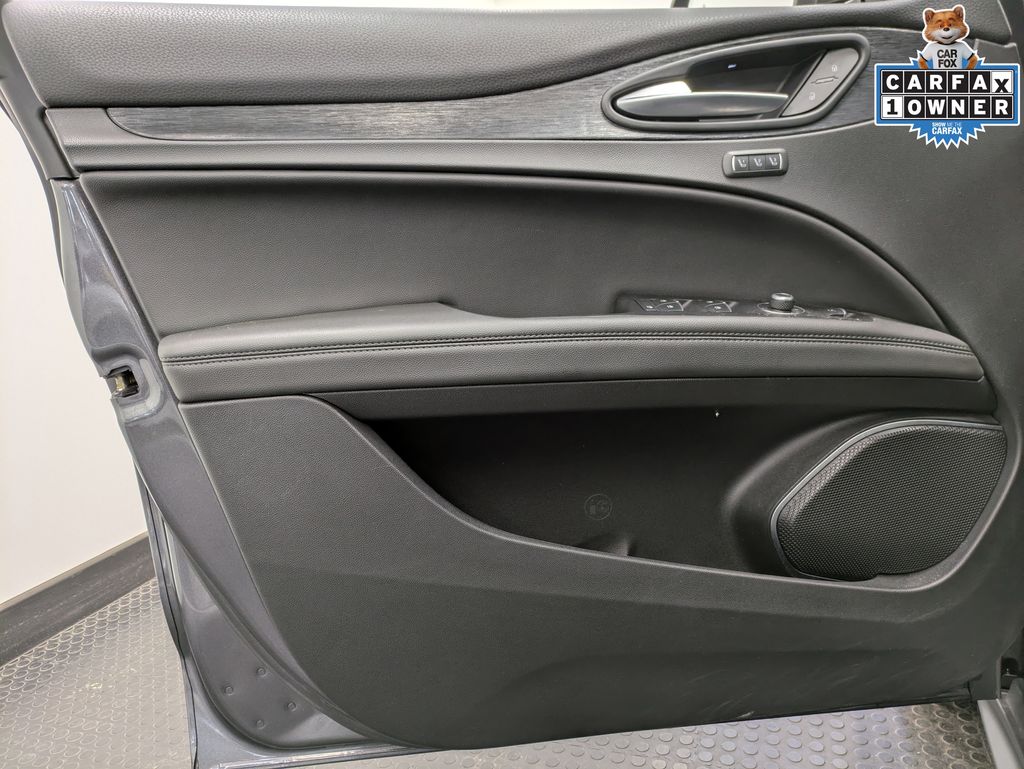 2023 Alfa Romeo Stelvio Sprint photo 3