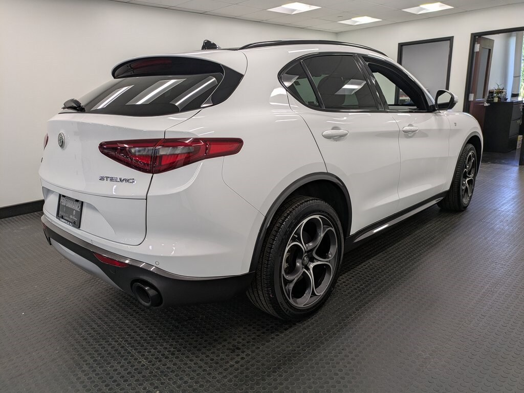 2022 Alfa Romeo Stelvio Ti photo 4