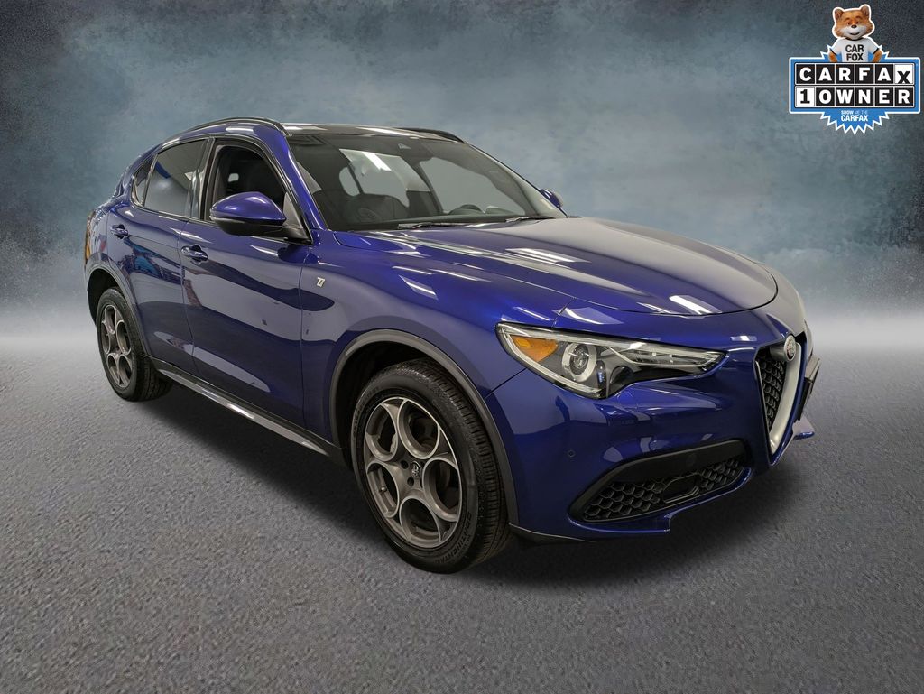 2023 Alfa Romeo Stelvio Ti photo 2