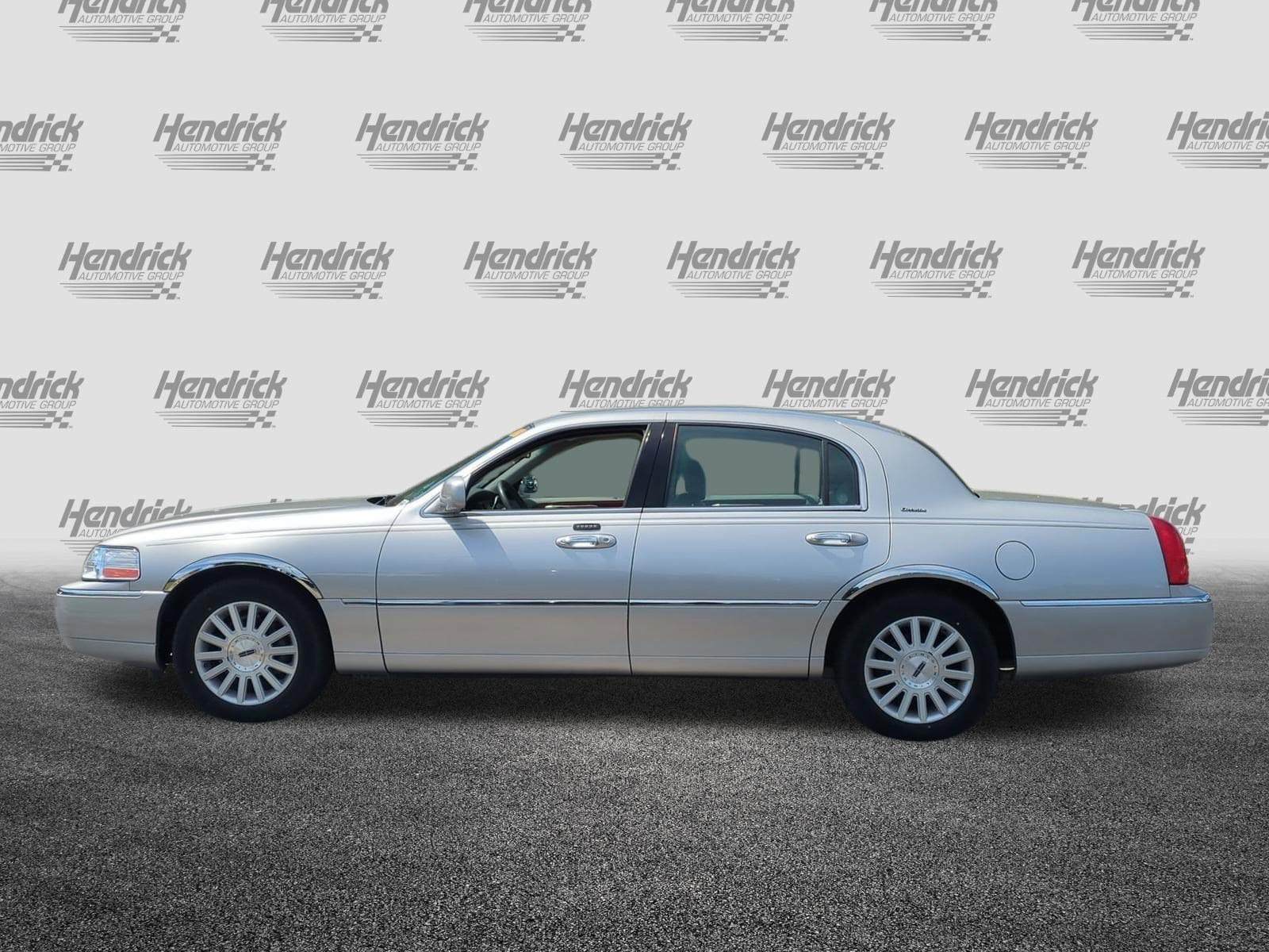 2003 Lincoln Town Car Executive photo 6