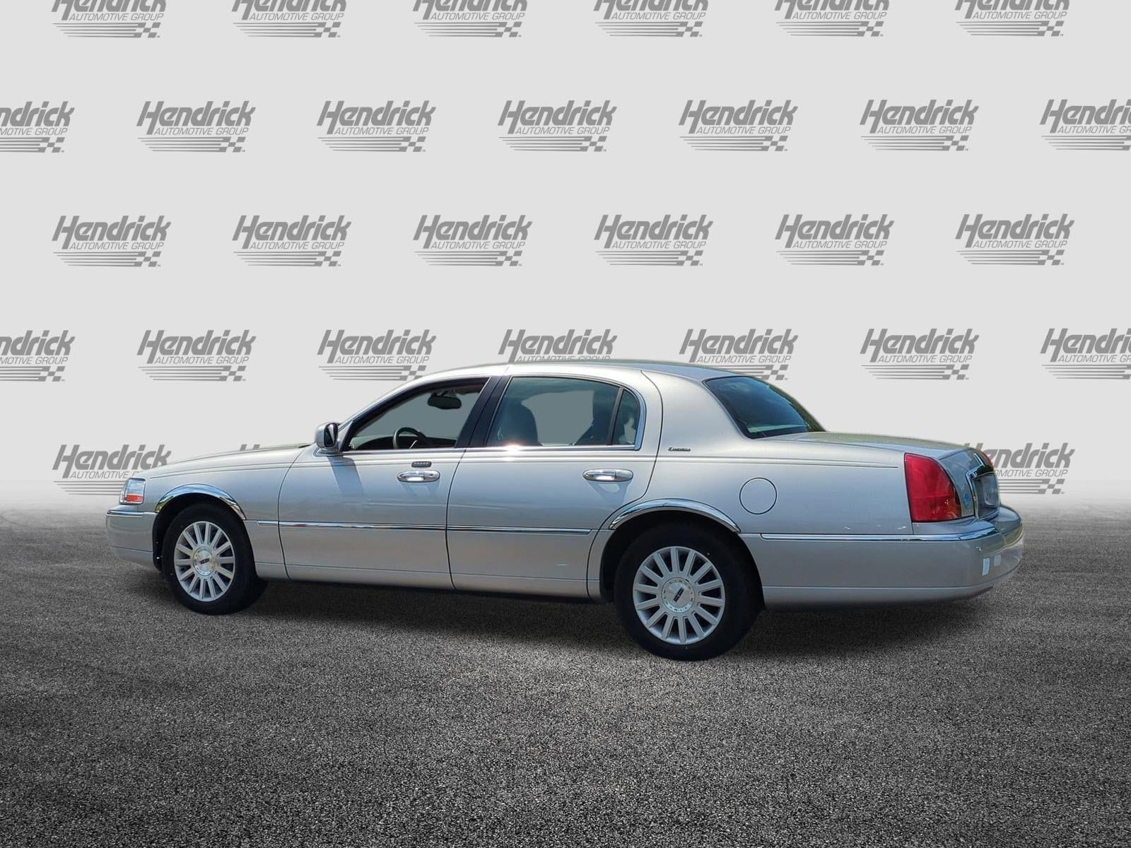 2003 Lincoln Town Car Executive photo 3