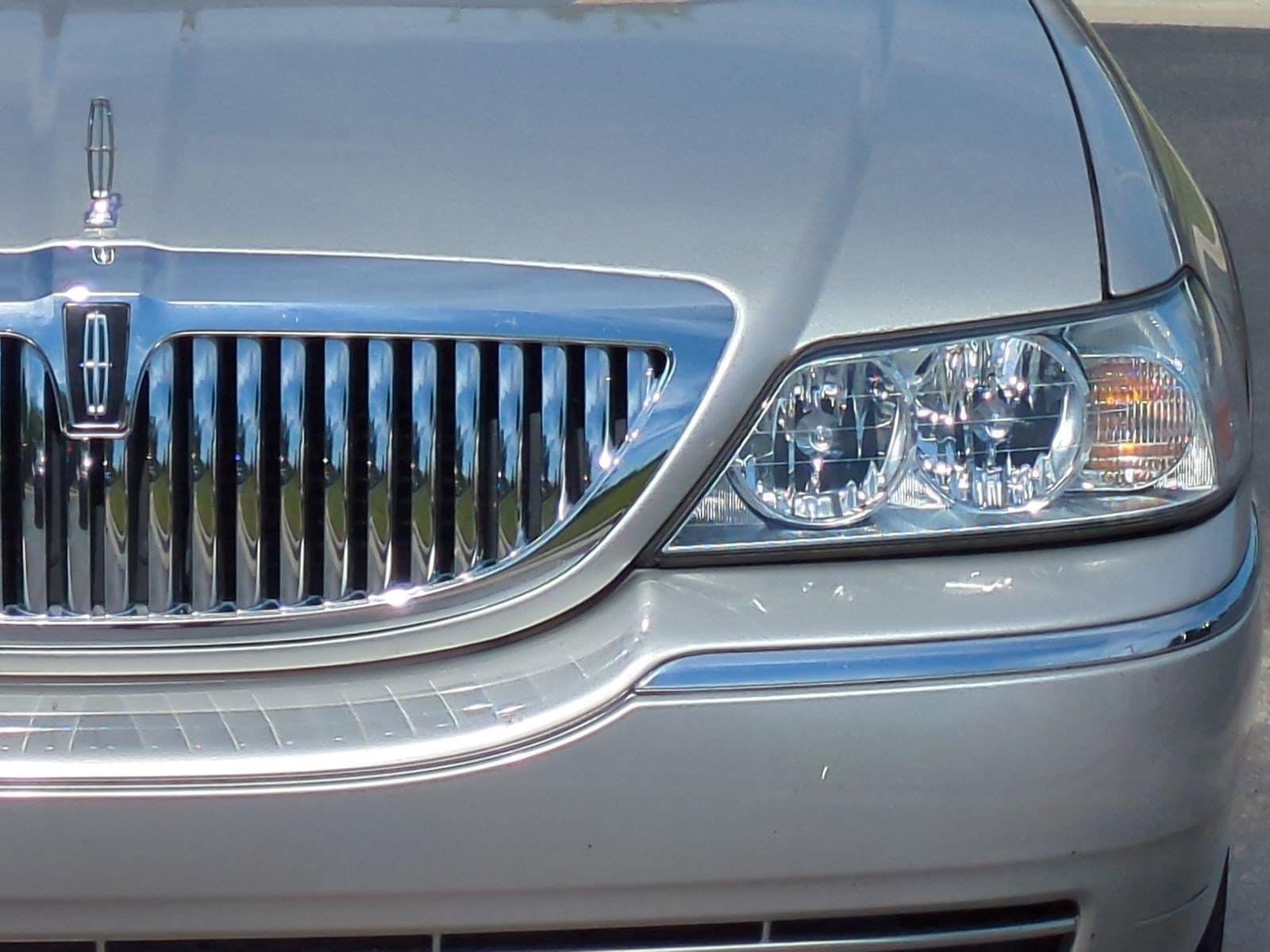 2003 Lincoln Town Car Executive photo 5