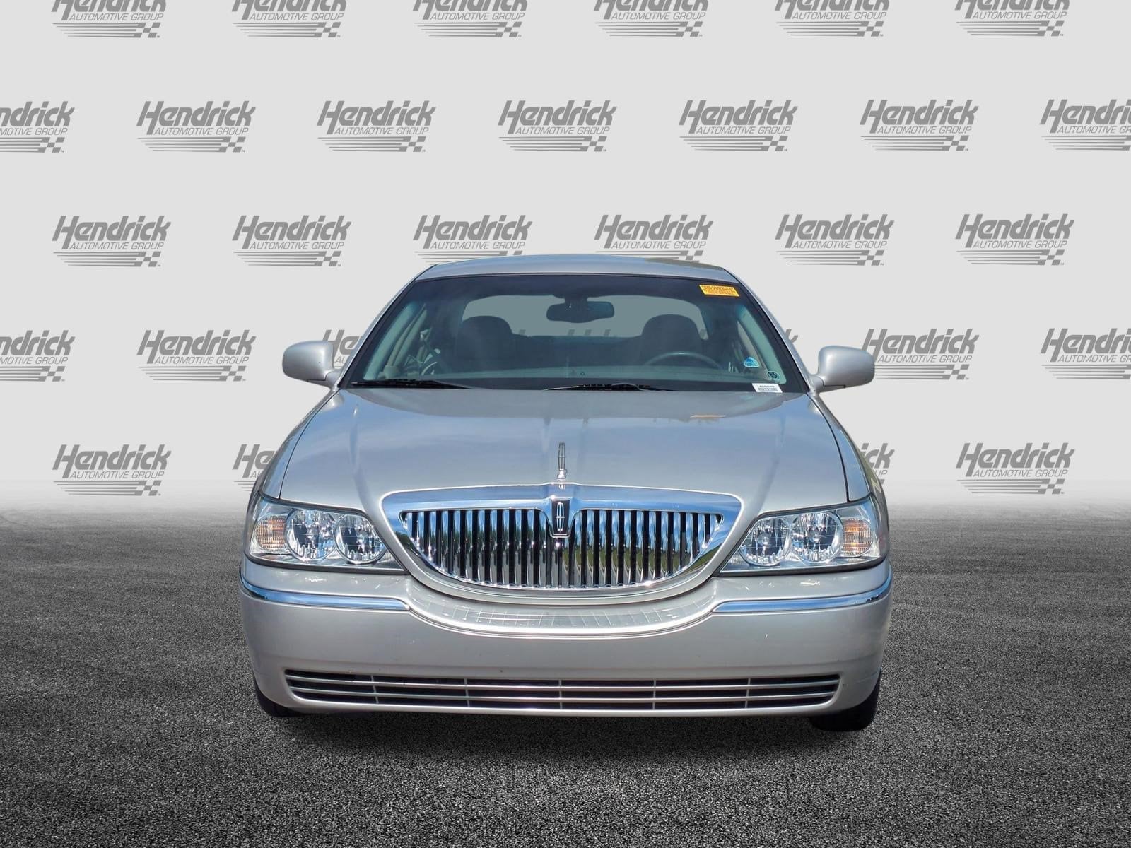 2003 Lincoln Town Car Executive photo 2