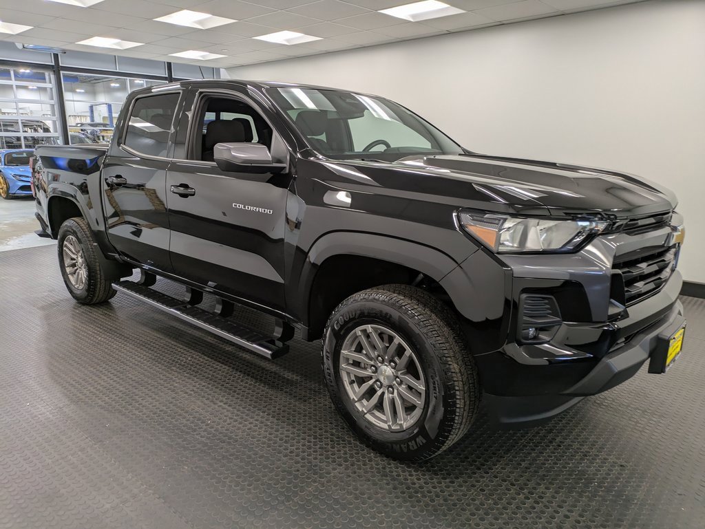 2023 Chevrolet Colorado LT photo 3