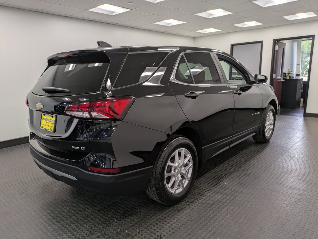 2022 Chevrolet Equinox LT photo 2