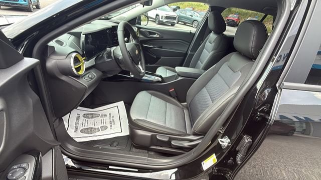 2025 Chevrolet Trax LT - Photo 13