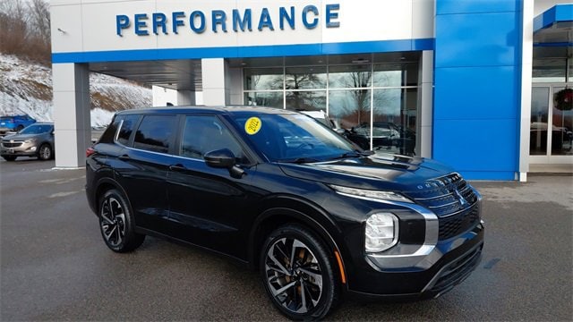 2022 Mitsubishi Outlander ES's photo