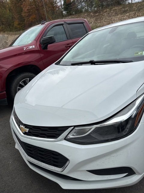 Used 2018 Chevrolet Cruze LT with VIN 1G1BE5SM1J7107969 for sale in Elkins, WV