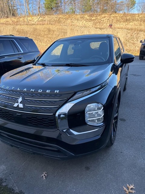 2022 Mitsubishi Outlander ES's photo