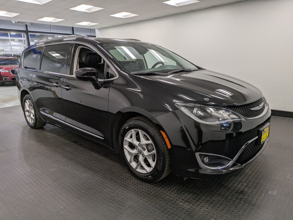 2020 Chrysler Pacifica Touring Plus photo 3