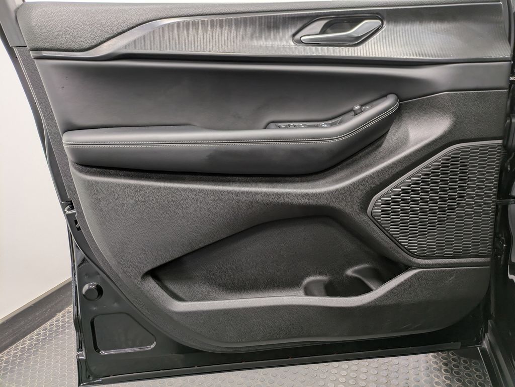 2025 Jeep Grand Cherokee L Altitude X photo 3