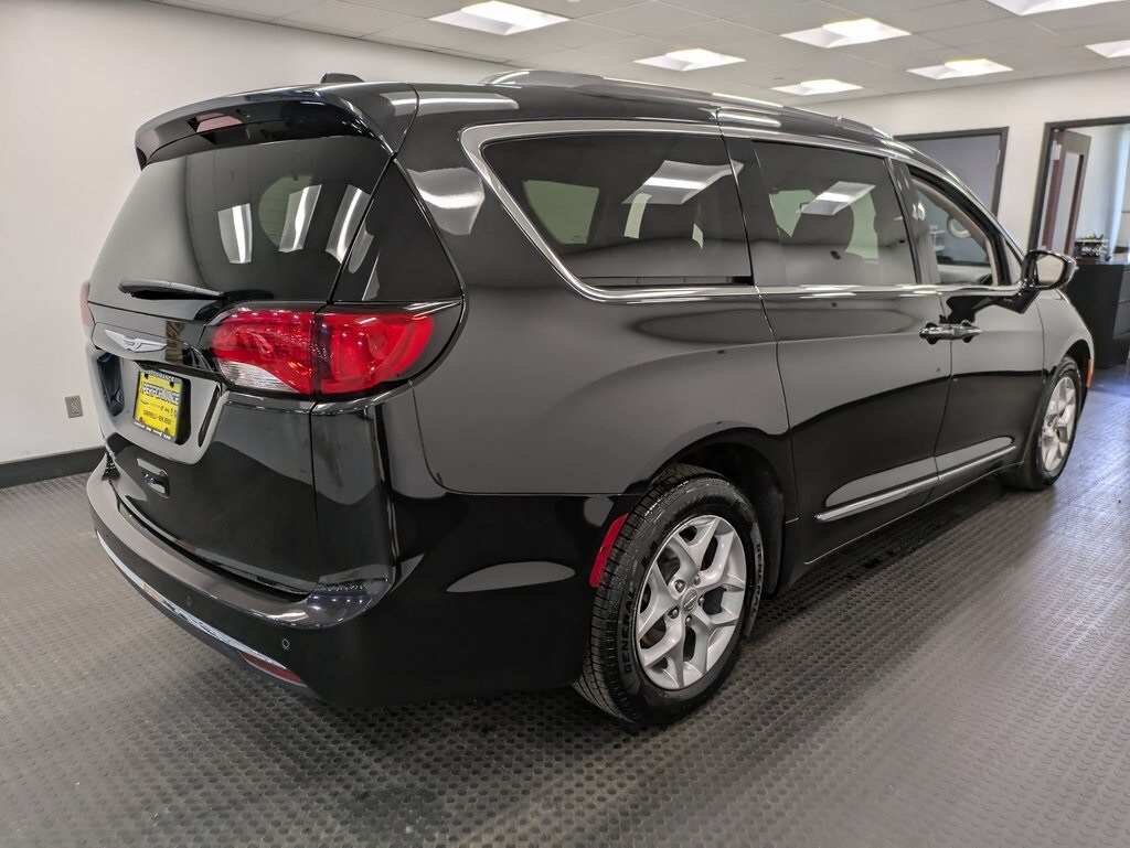 2020 Chrysler Pacifica Touring Plus photo 4