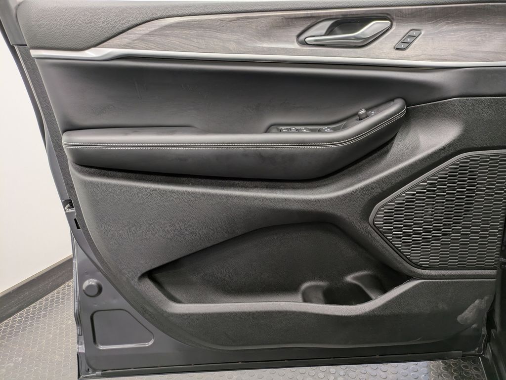 2025 Jeep Grand Cherokee L Limited photo 3