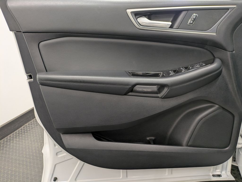2020 Ford Edge SEL photo 3