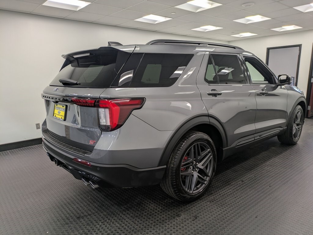 2025 Ford Explorer ST photo 2