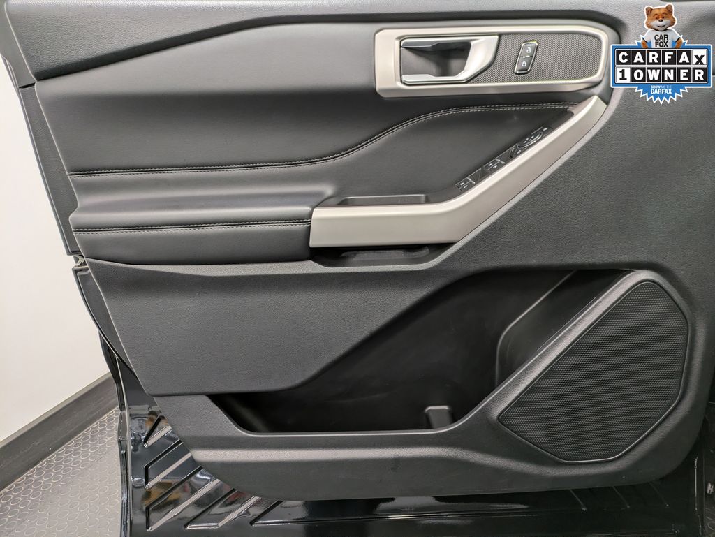 2023 Ford Explorer XLT photo 2