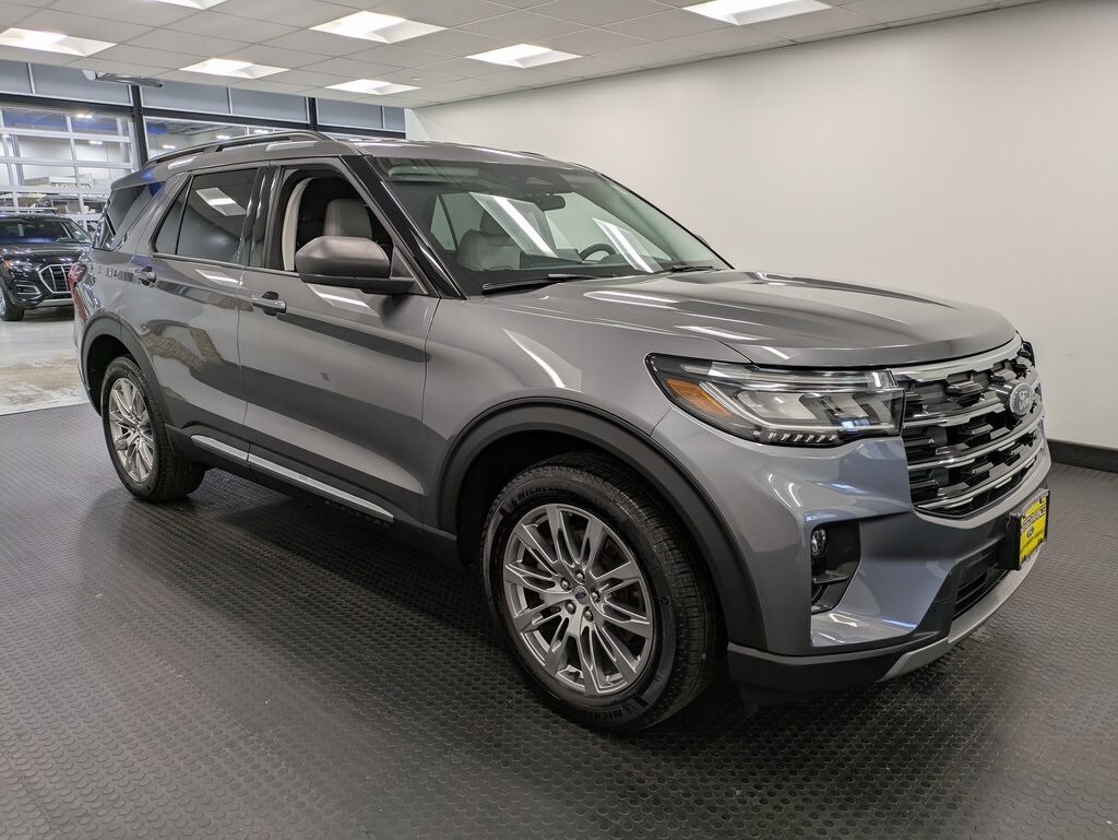 2025 Ford Explorer photo 2