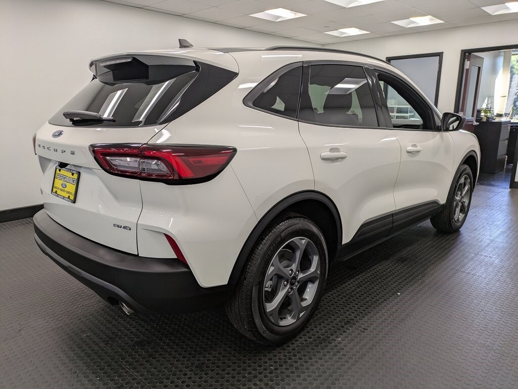 2025 Ford Escape ST-Line photo 4