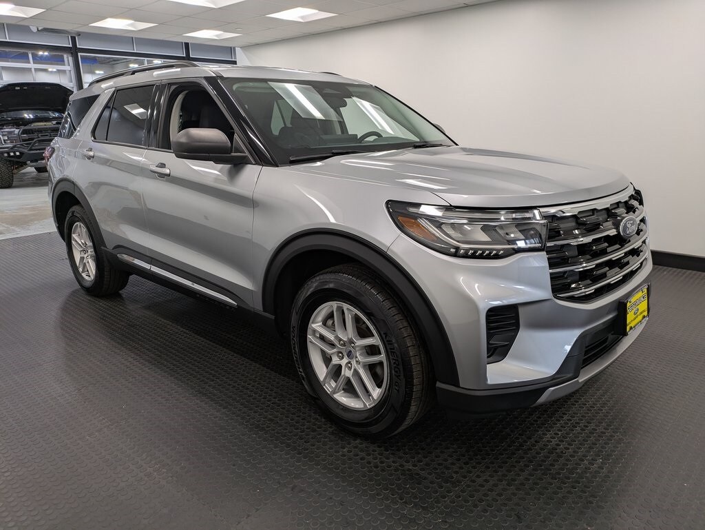 2025 Ford Explorer photo 3