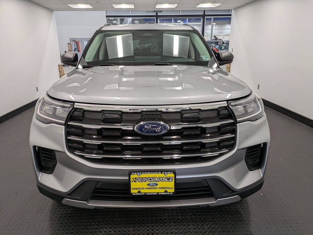 2025 Ford Explorer photo 2