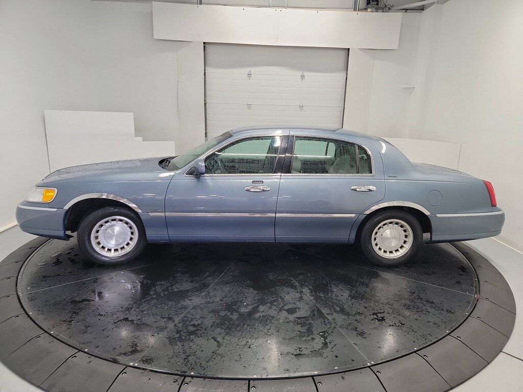 Used 2000 Lincoln Town Car Executive Sedan