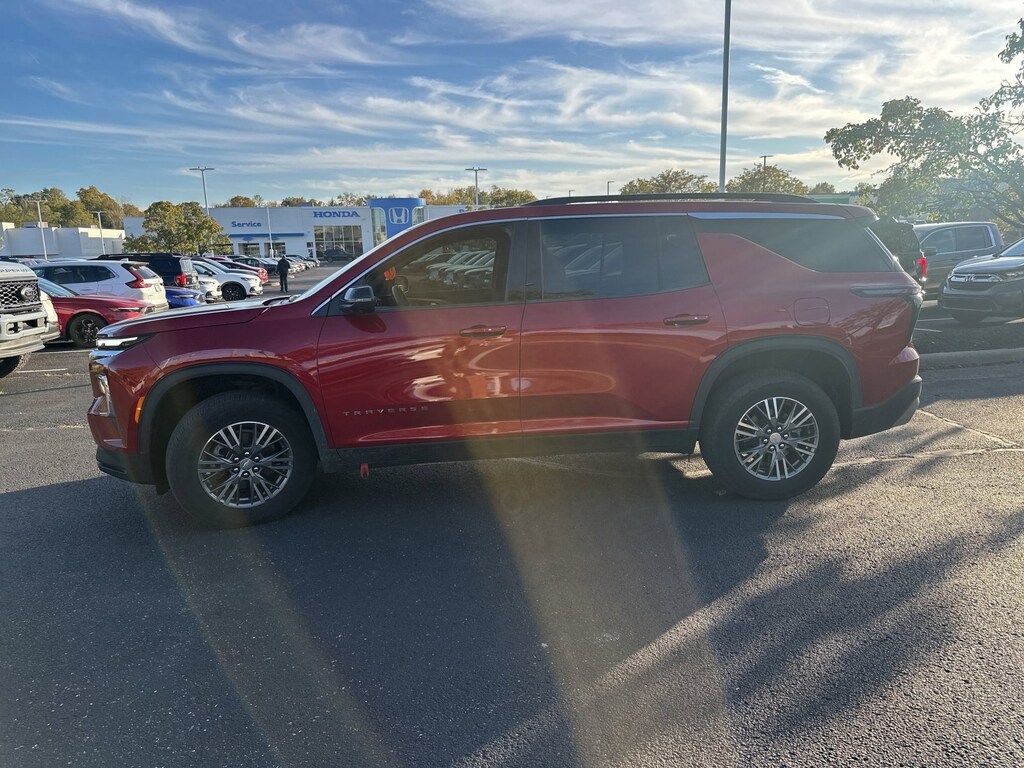 Used 2024 Chevrolet Traverse FWD LT SUV