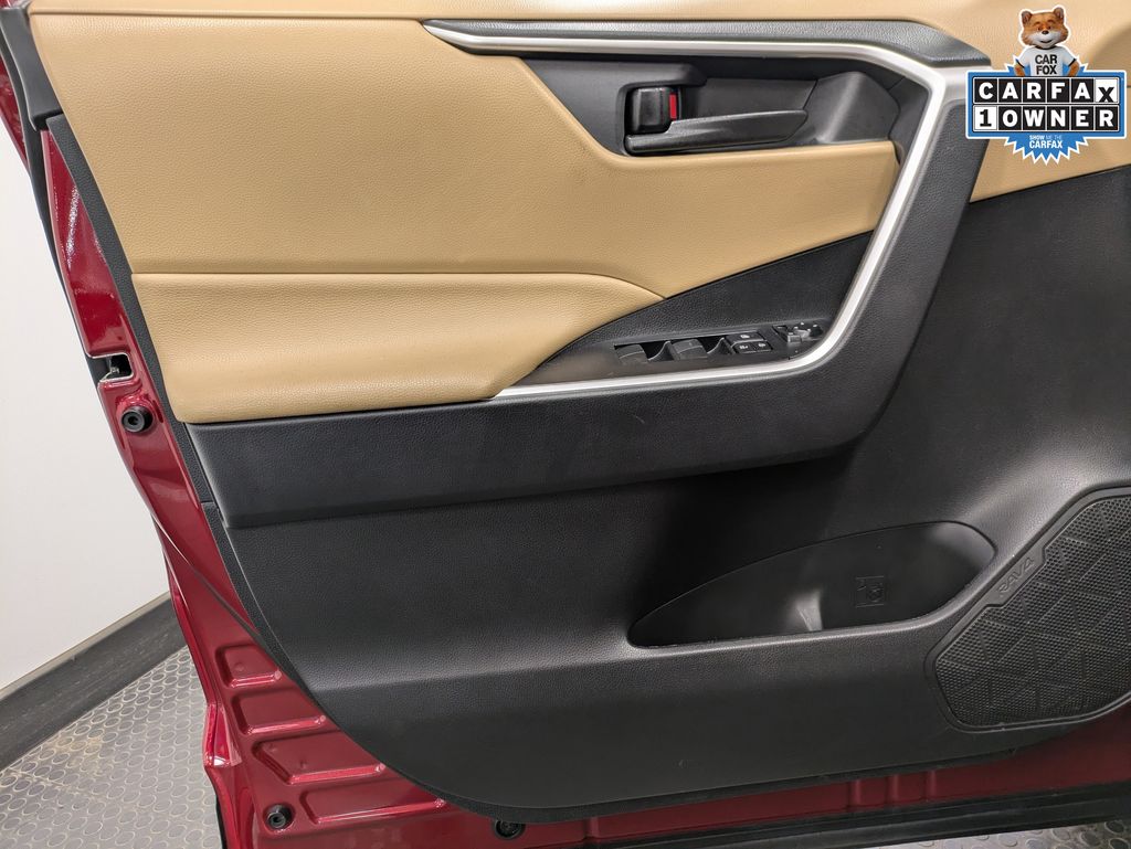 2022 Toyota RAV4 LE - Photo 8