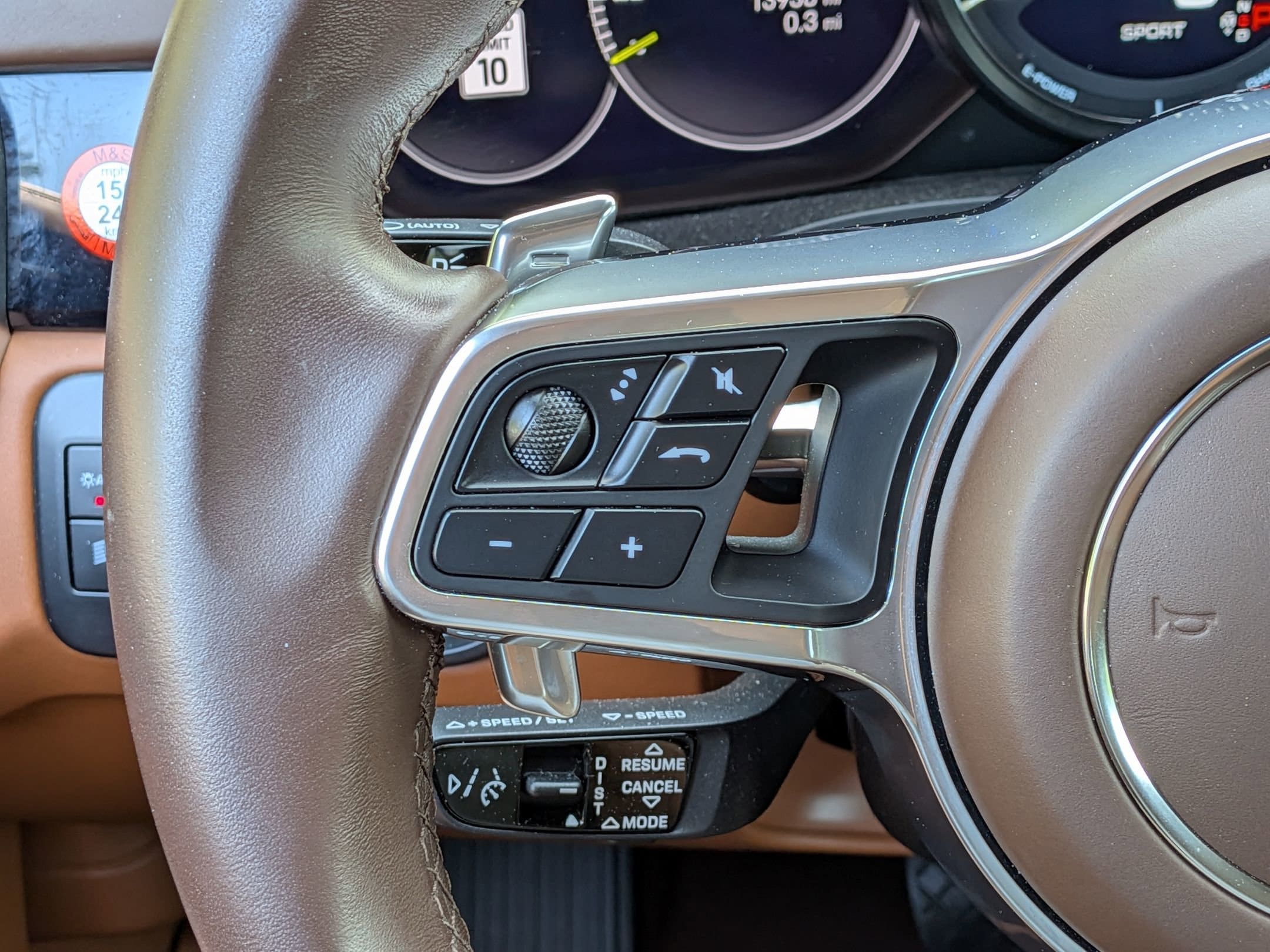 2023 Porsche Cayenne E-Hybrid photo 3