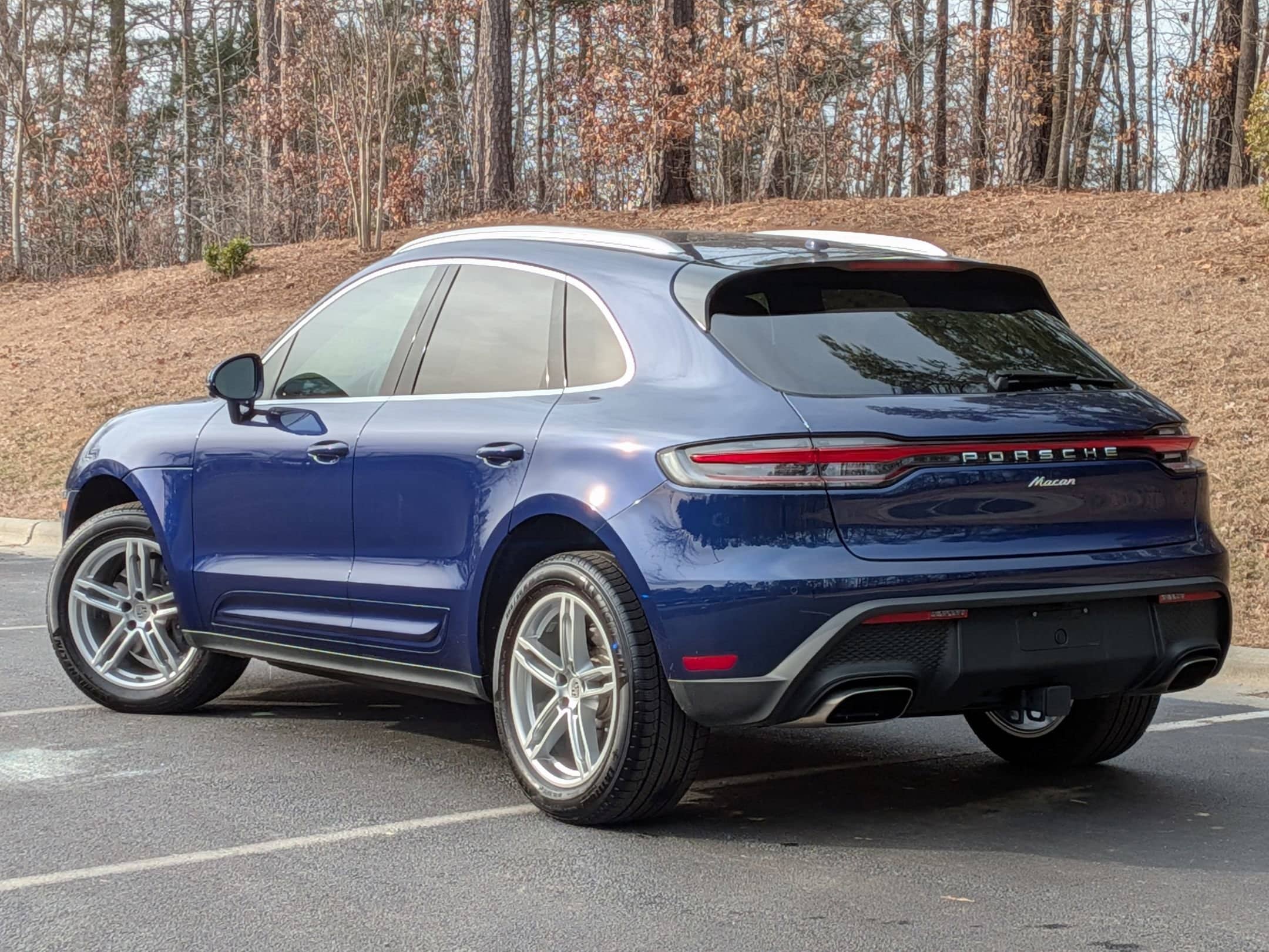 2025 Porsche Macan photo 2