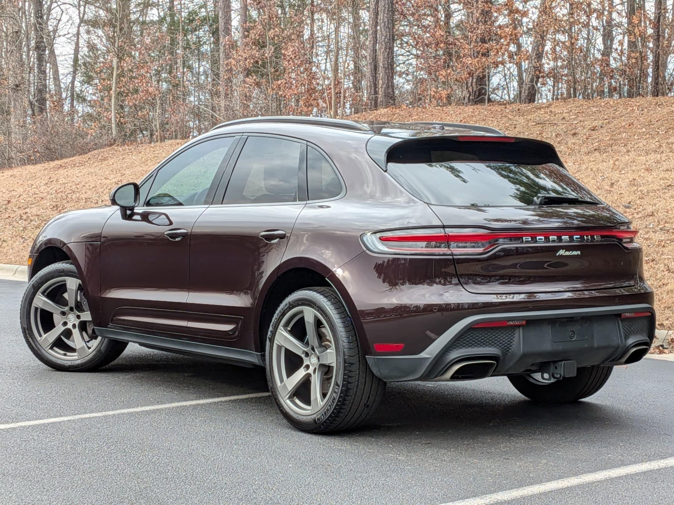 2025 Porsche Macan photo 2