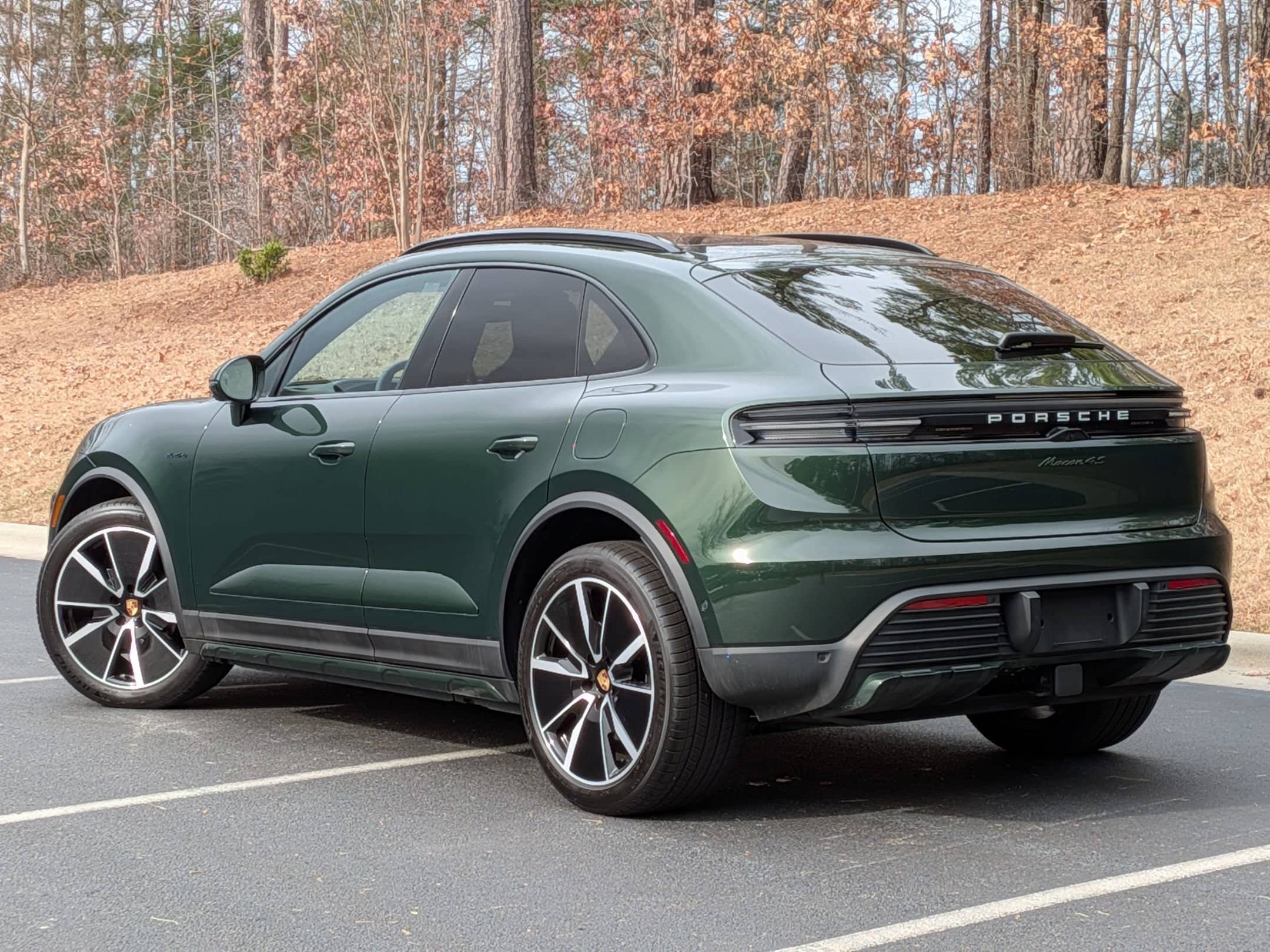 2025 Porsche Macan Electric 4S photo 2