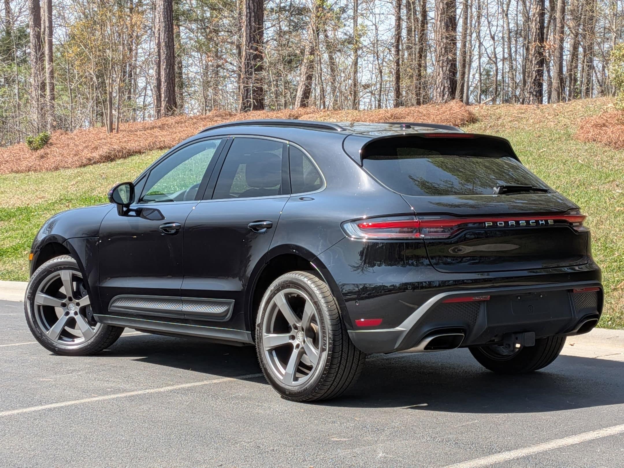 2025 Porsche Macan photo 2