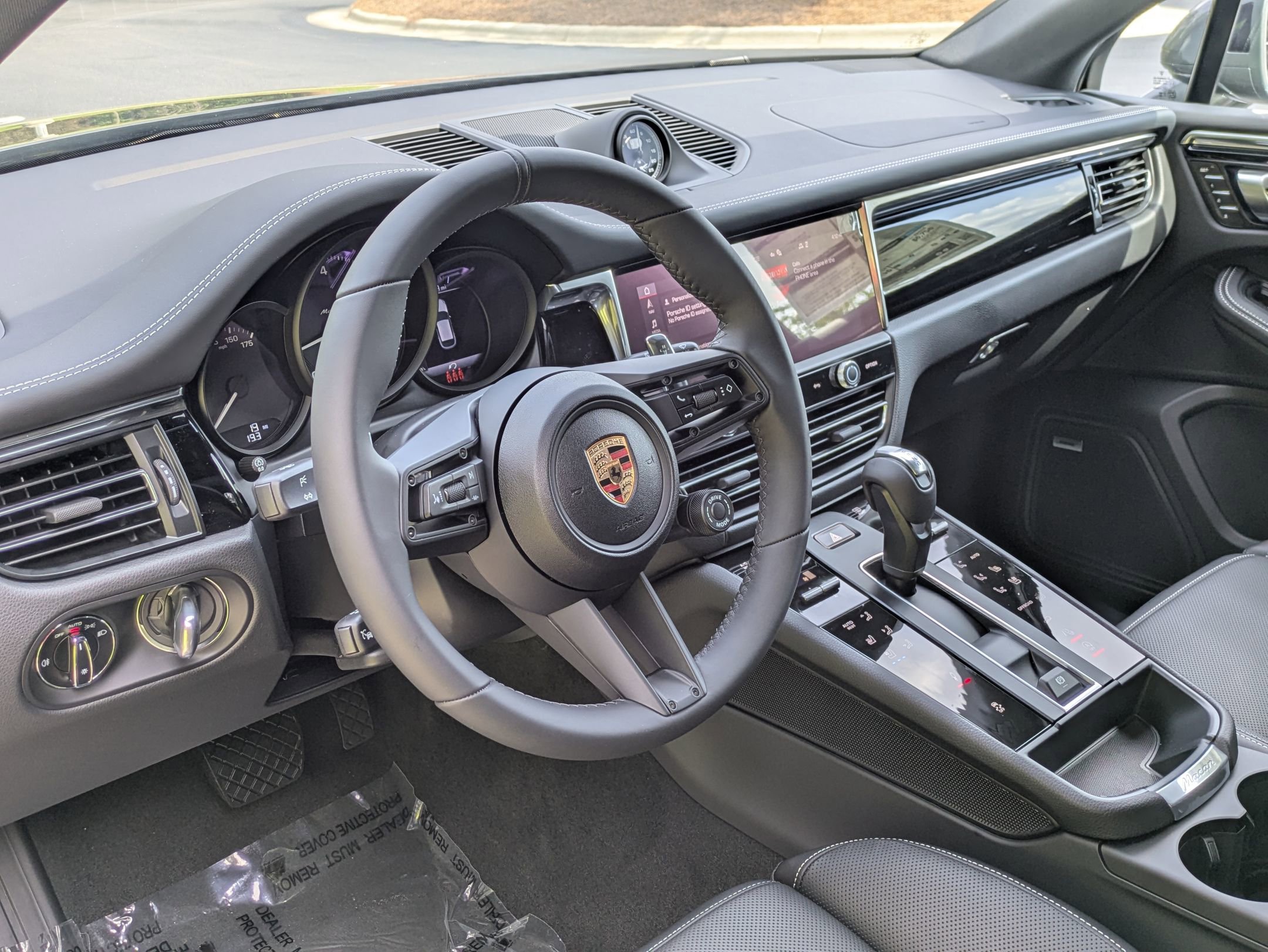 2025 Porsche Macan T photo 3