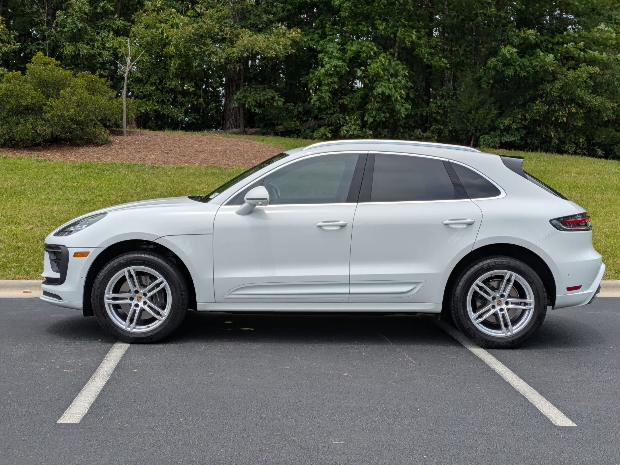 2024 Porsche Macan photo 2