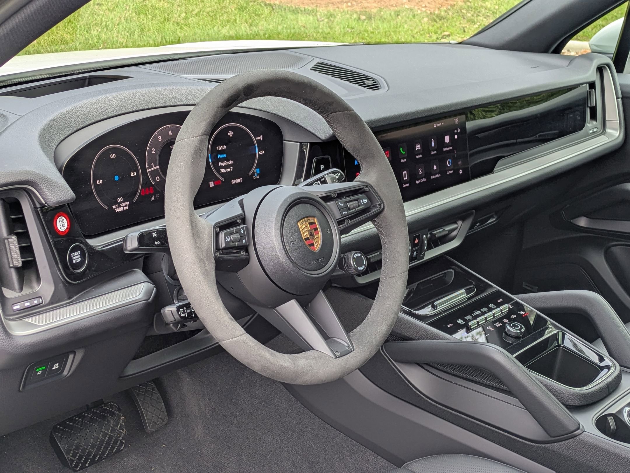 2025 Porsche Cayenne photo 3