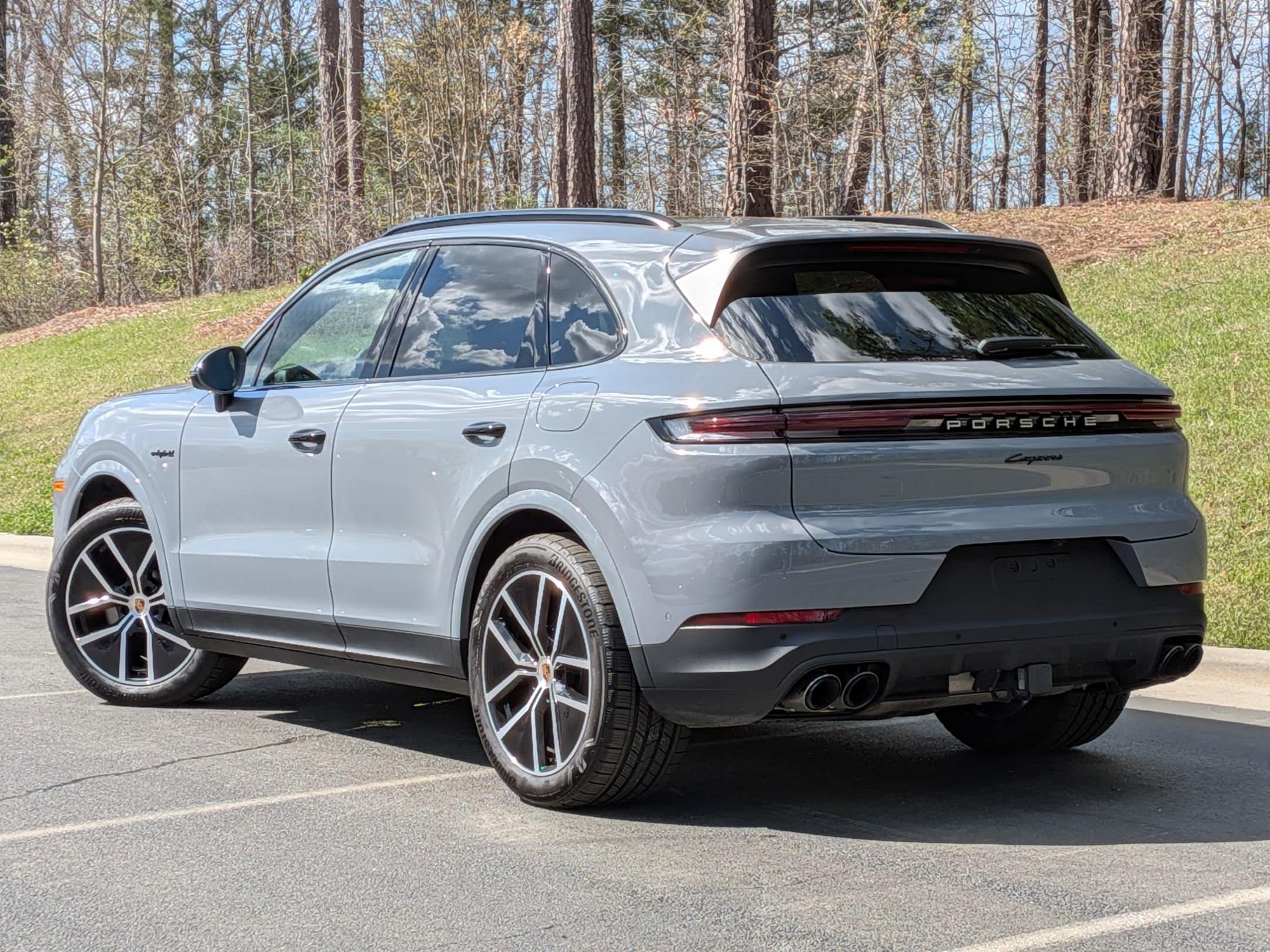 2025 Porsche Cayenne E-Hybrid photo 2