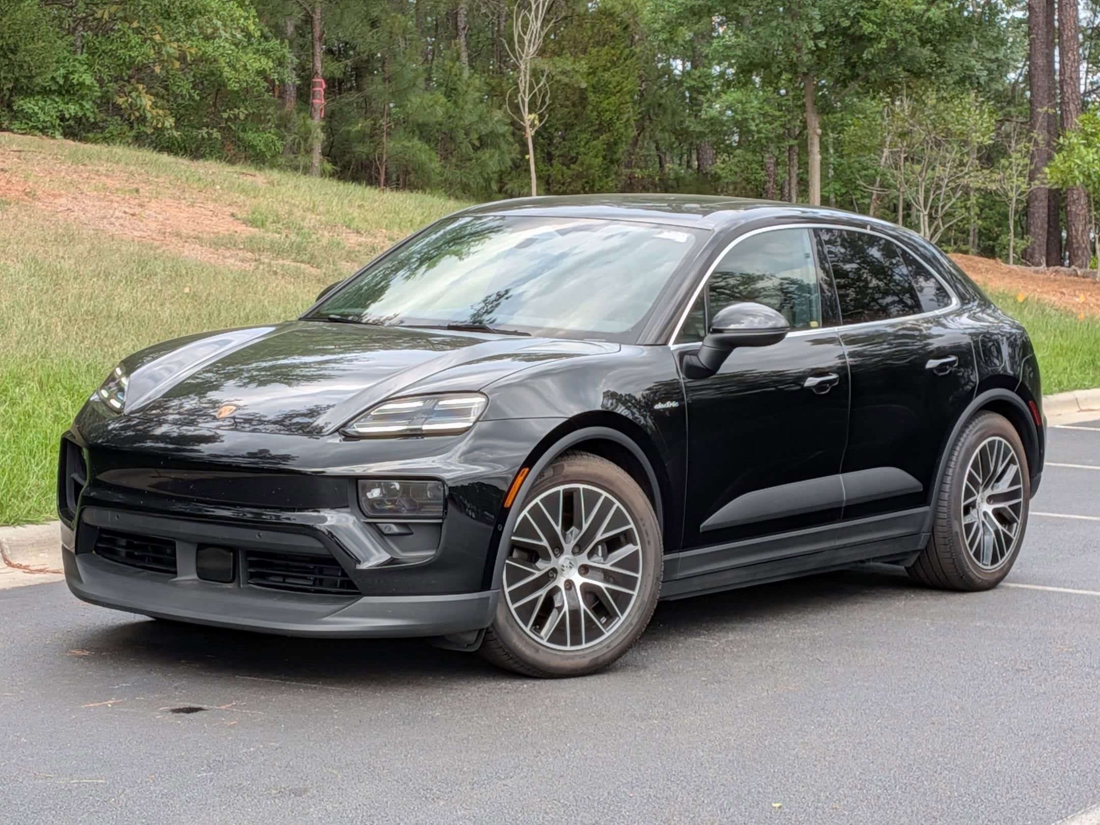 2025 Porsche Macan Macan Electric's photo