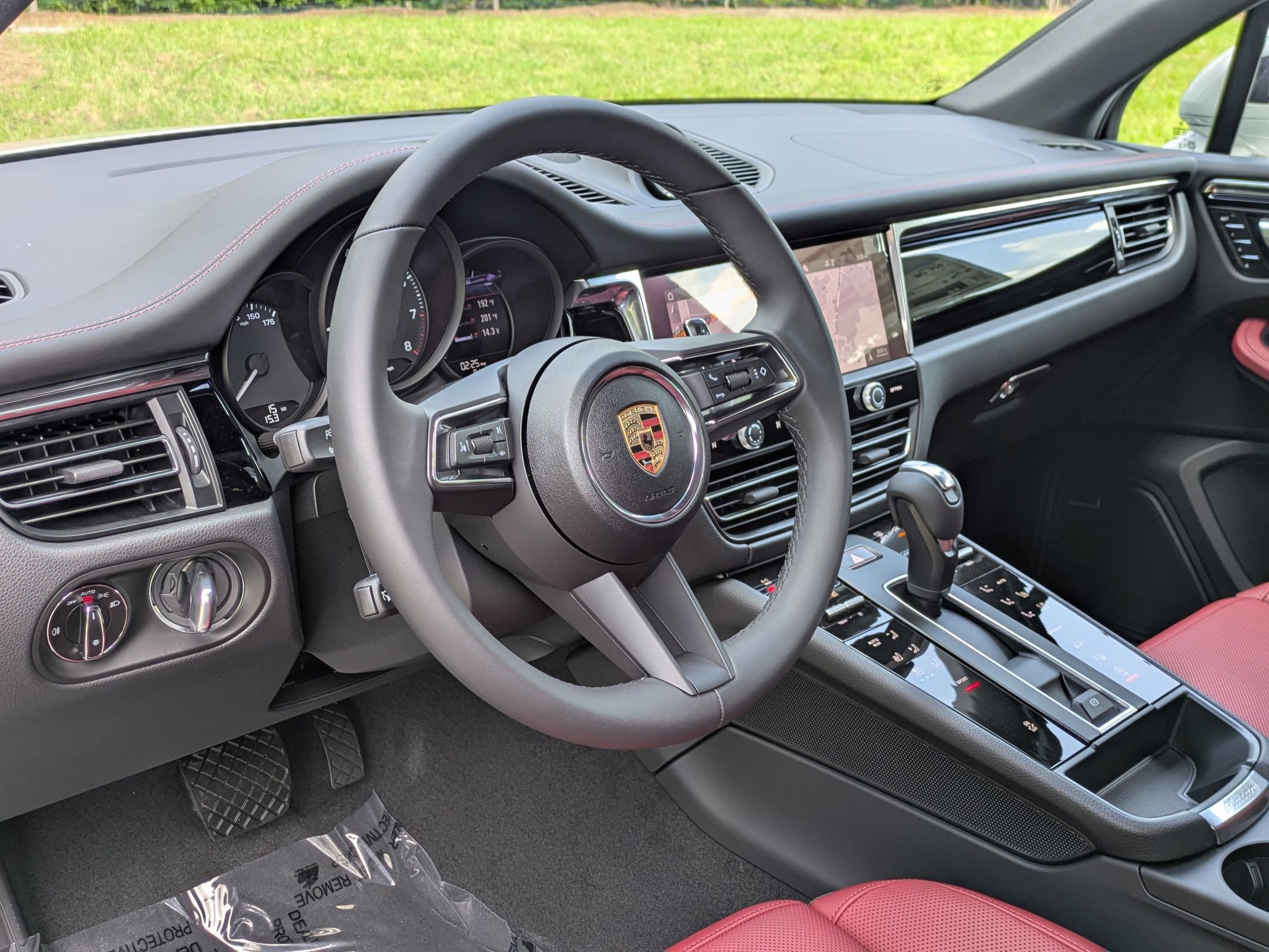 2025 Porsche Macan T photo 3