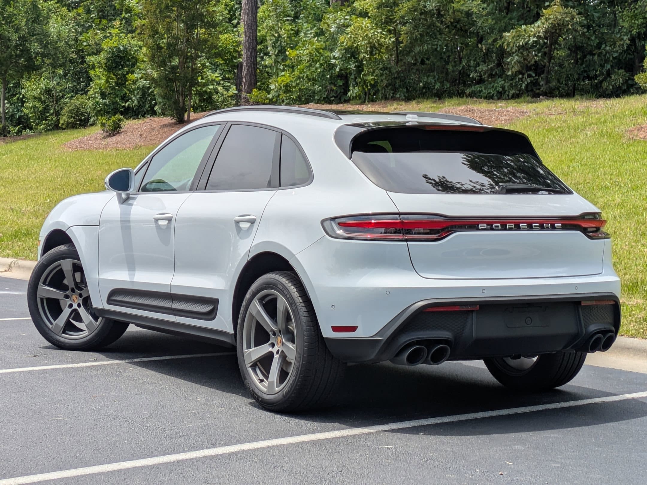 2024 Porsche Macan photo 2