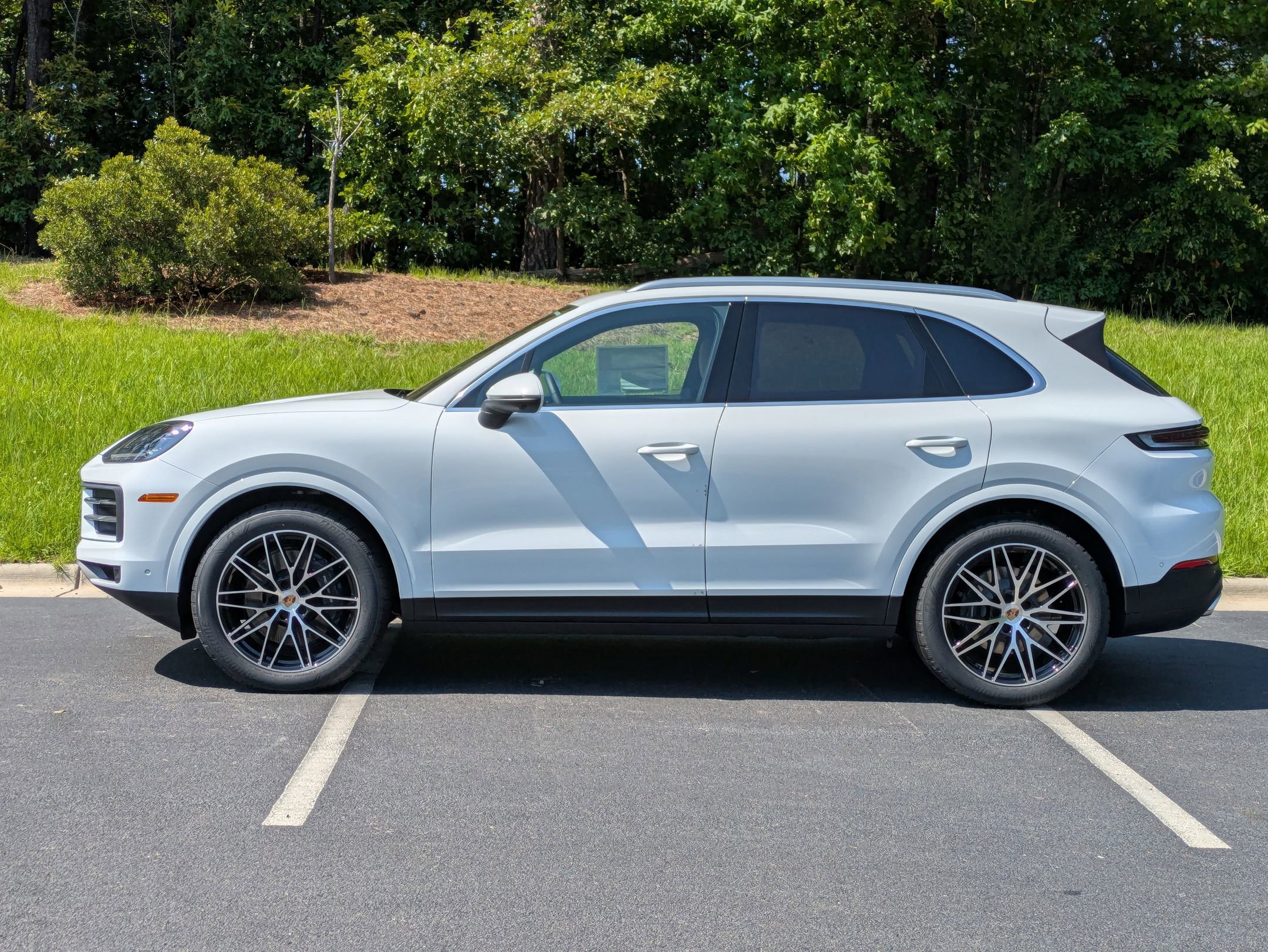 2025 Porsche Cayenne photo 2