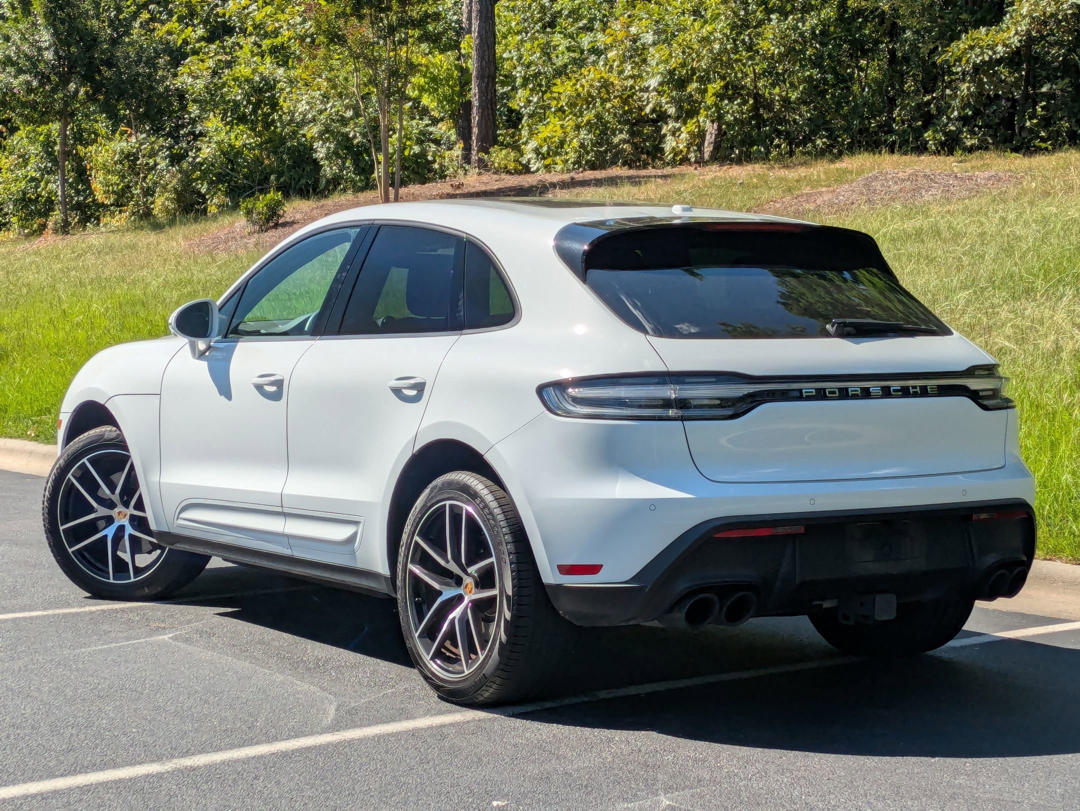 2024 Porsche Macan T photo 2