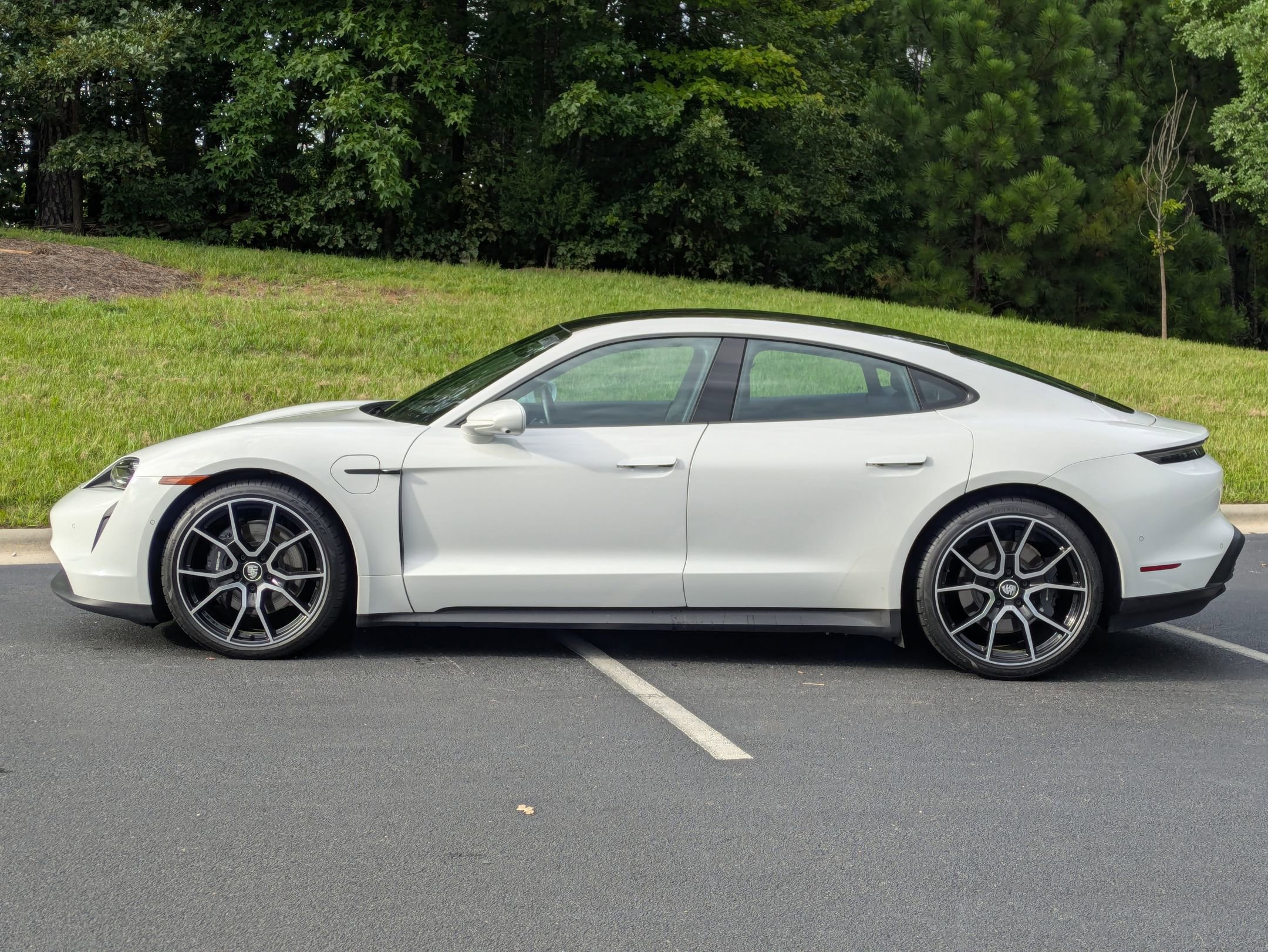 2024 Porsche Taycan photo 2