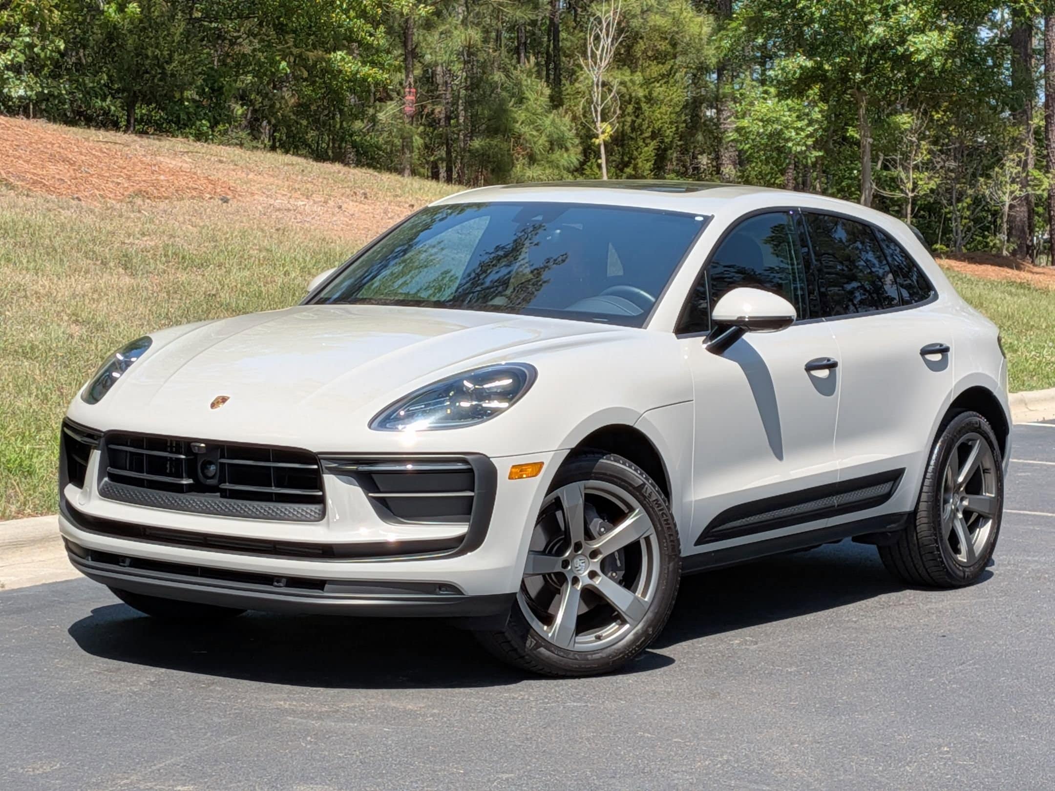 2025 Porsche Macan's photo