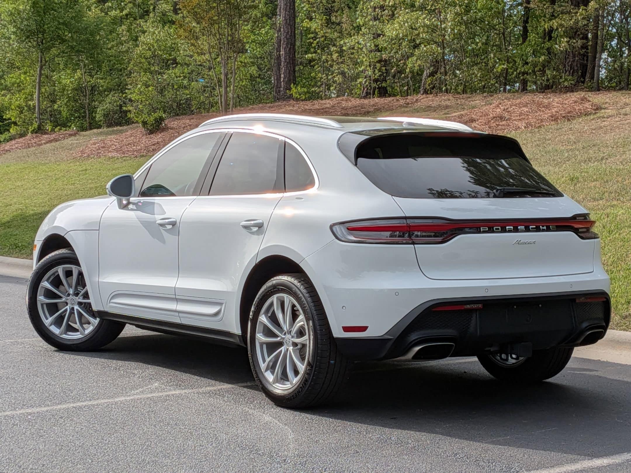 2025 Porsche Macan photo 2