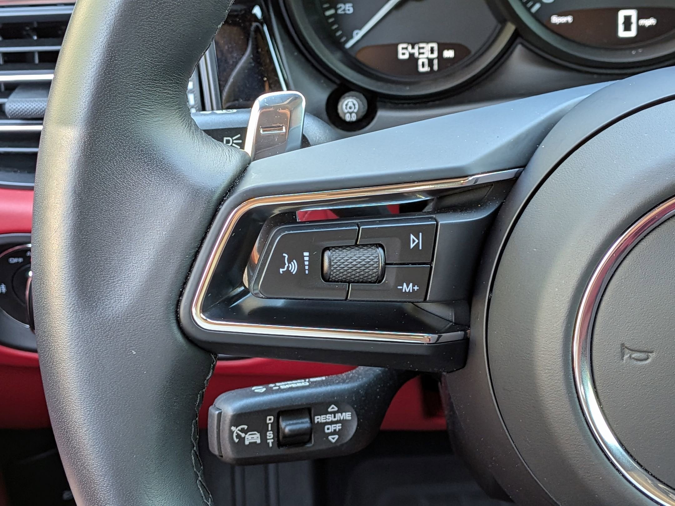 2025 Porsche Macan photo 6