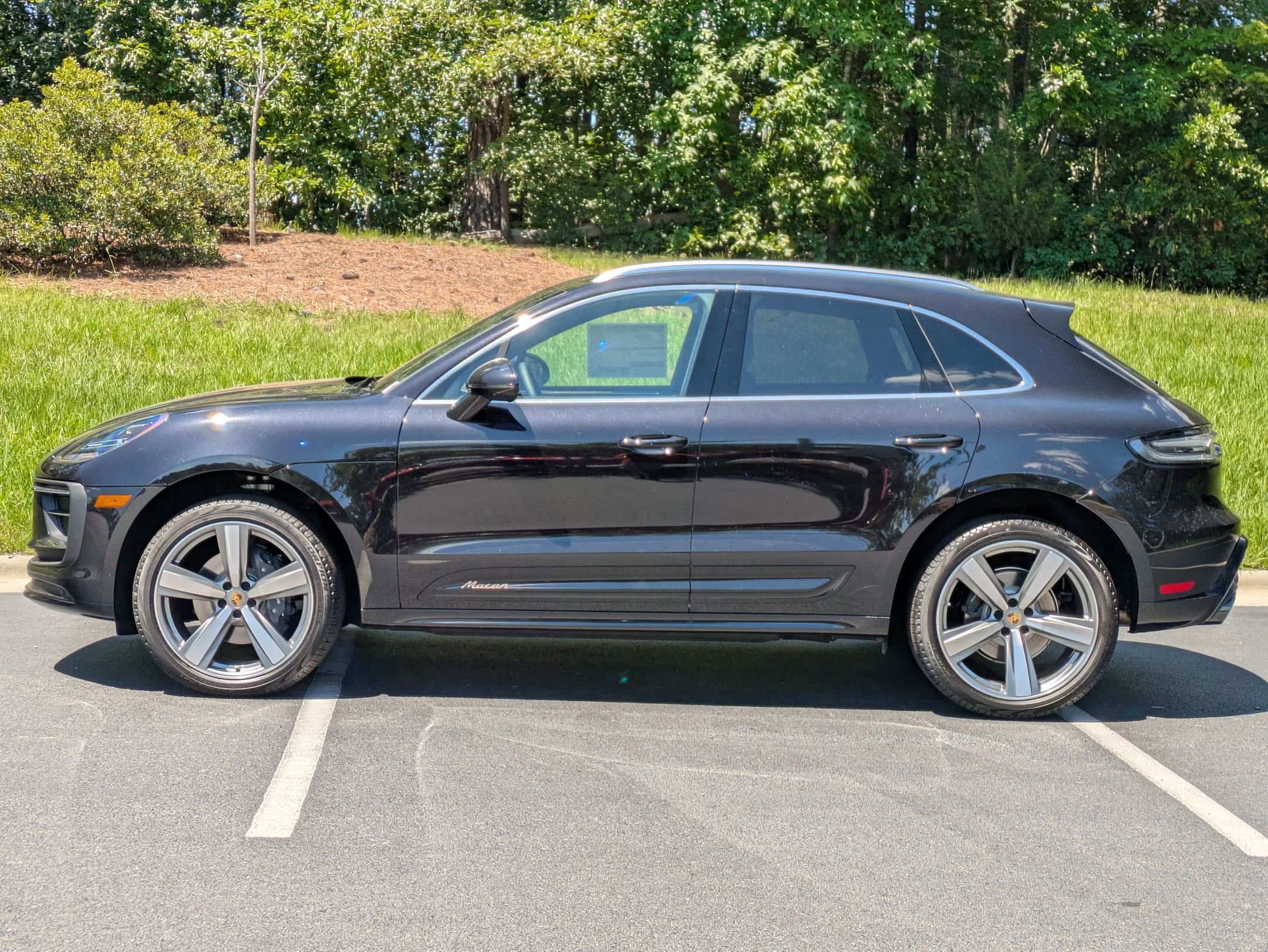 2025 Porsche Macan T photo 2